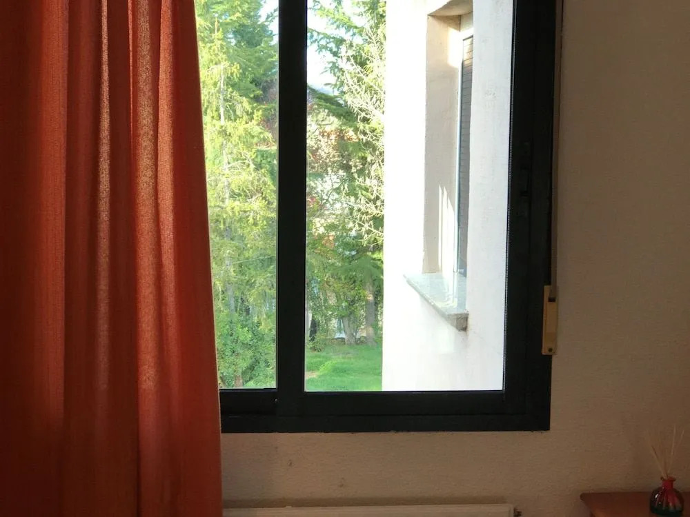 Hostal Las Cavenes Del Cabaco