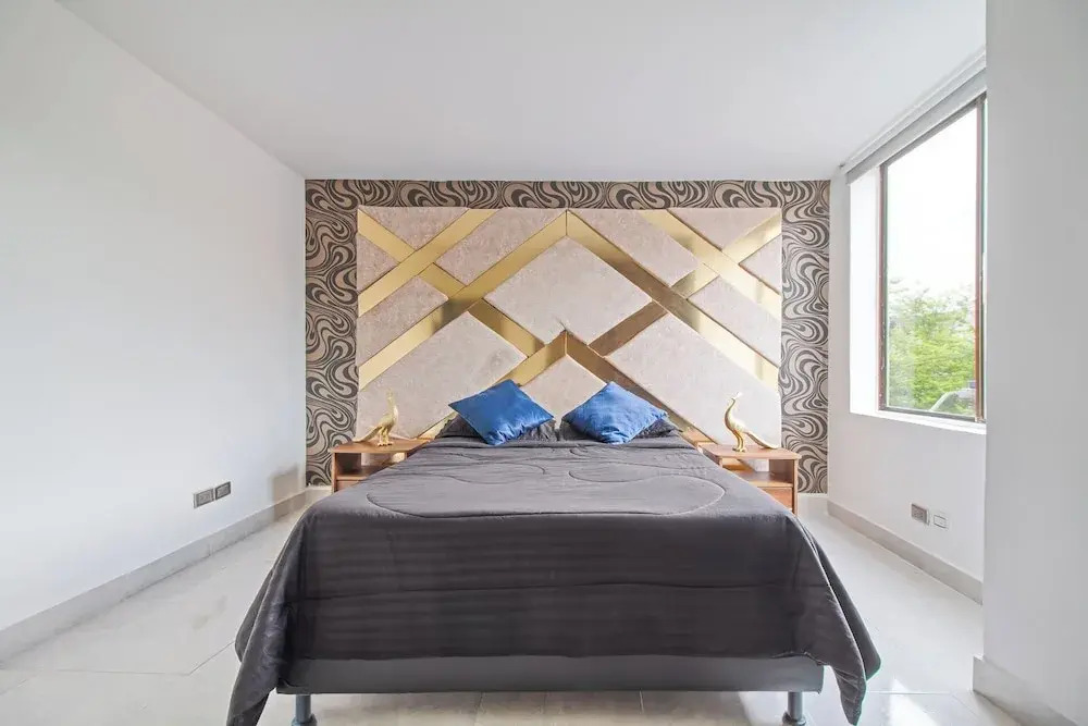 2bedroom with pooltable 1 block -Lleras