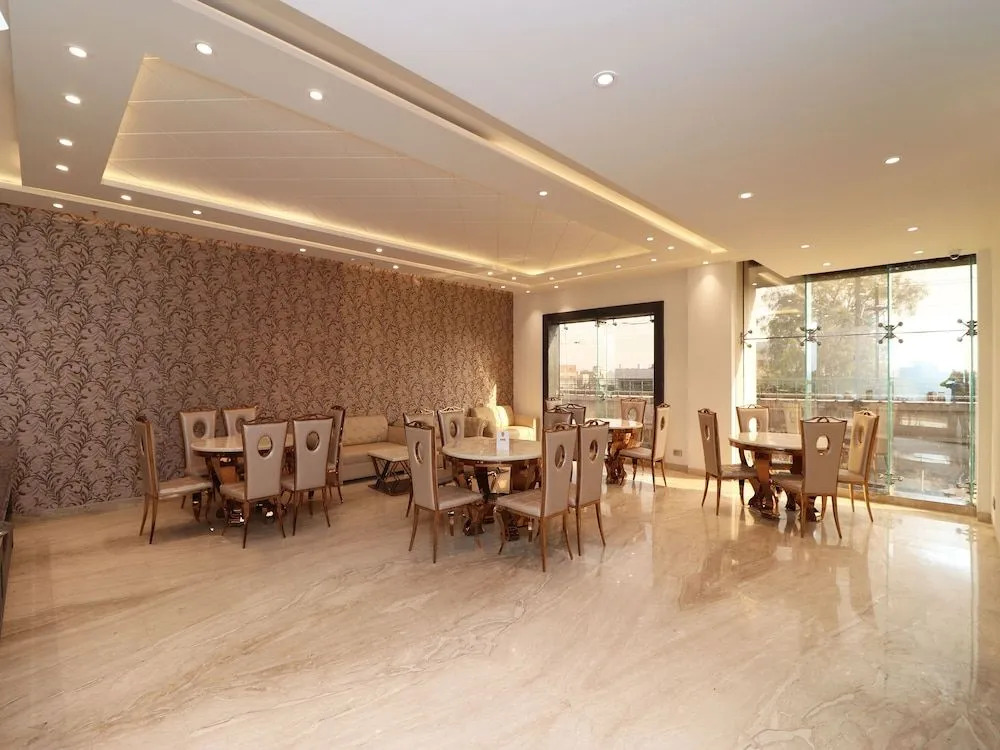 OYO 12464 Hotel C Pearls