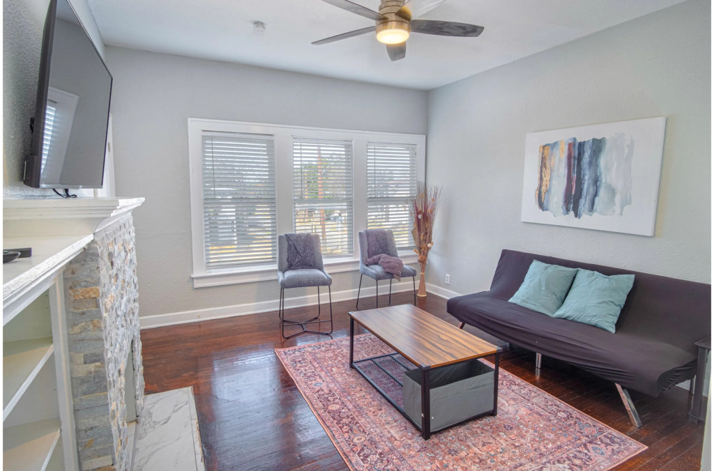 Trendy 3 BR Prime Apt Near Downtown