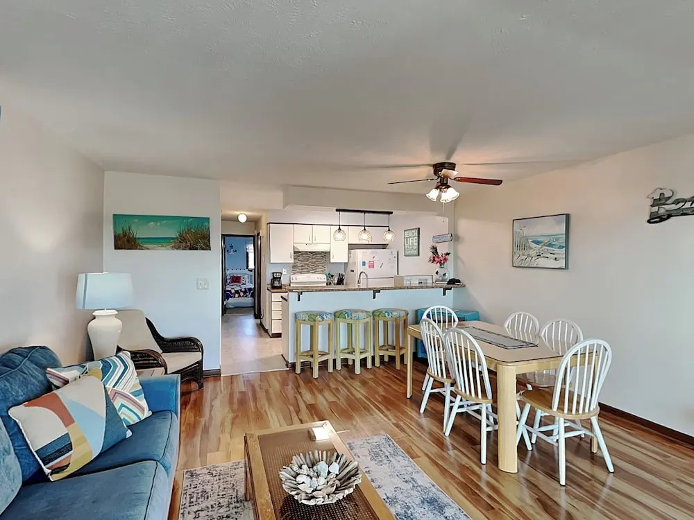 Oceanfront Condo with pool - Walk to the Tiki Bar