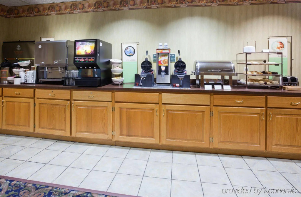 Country Inn & Suites by Radisson, Coralville, IA