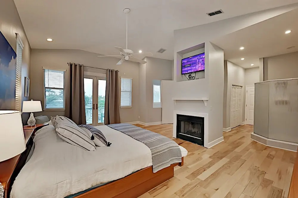 New Listing! Canalside W/ Pool, Walk To Beach 3 Bedroom Home