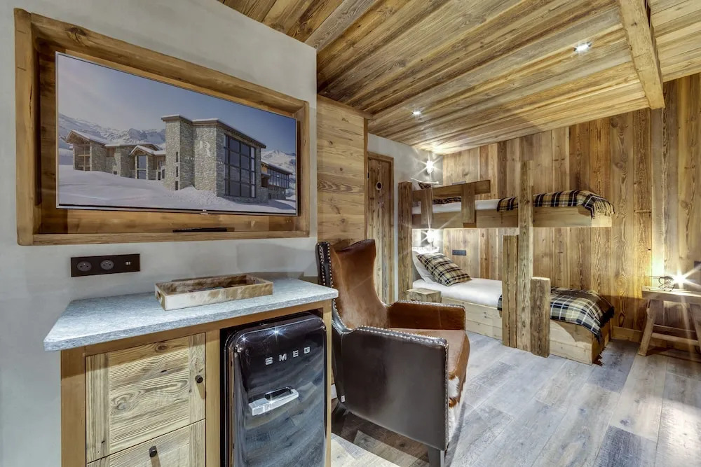 Luxury 8 bedrooms apartment, 380 sq.m. at 2551m. altitude