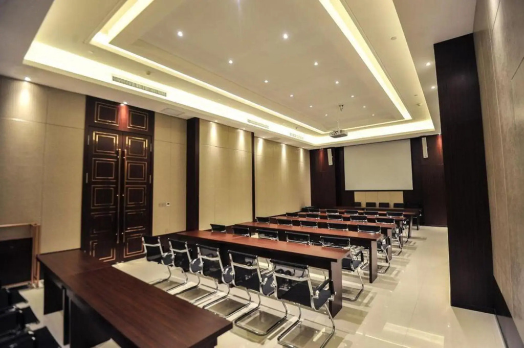 Daqing Jixiang Kaiyue Business Hotel (Daqing East Station People's Hospital)