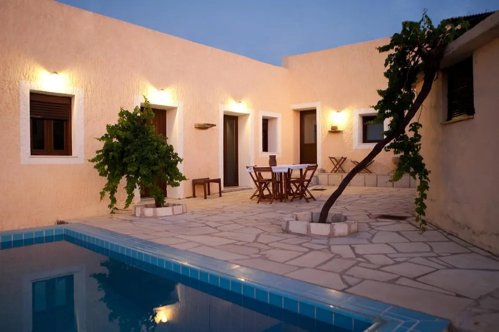 Studio in Roumeli, With Pool Access, Enclosed Garden and Wifi