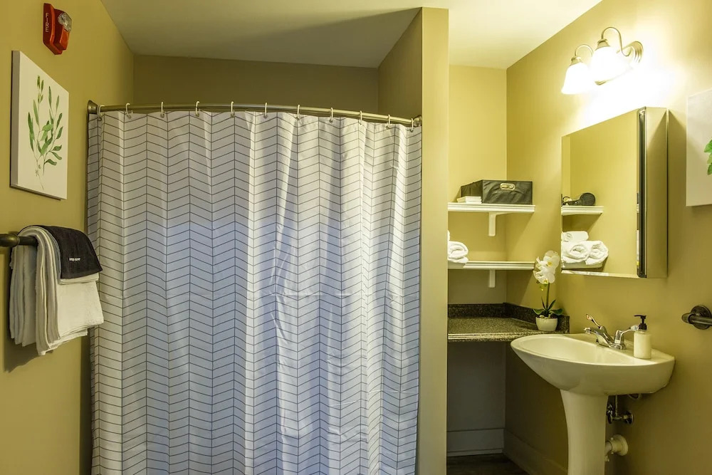 1 & 2 BR Apts w/ Gym, WiFi & Laundry by Frontdesk