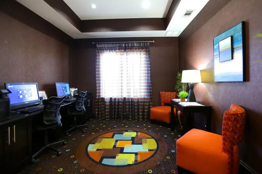 Holiday Inn Express & Suites Dallas W - I-30 Cockrell Hill