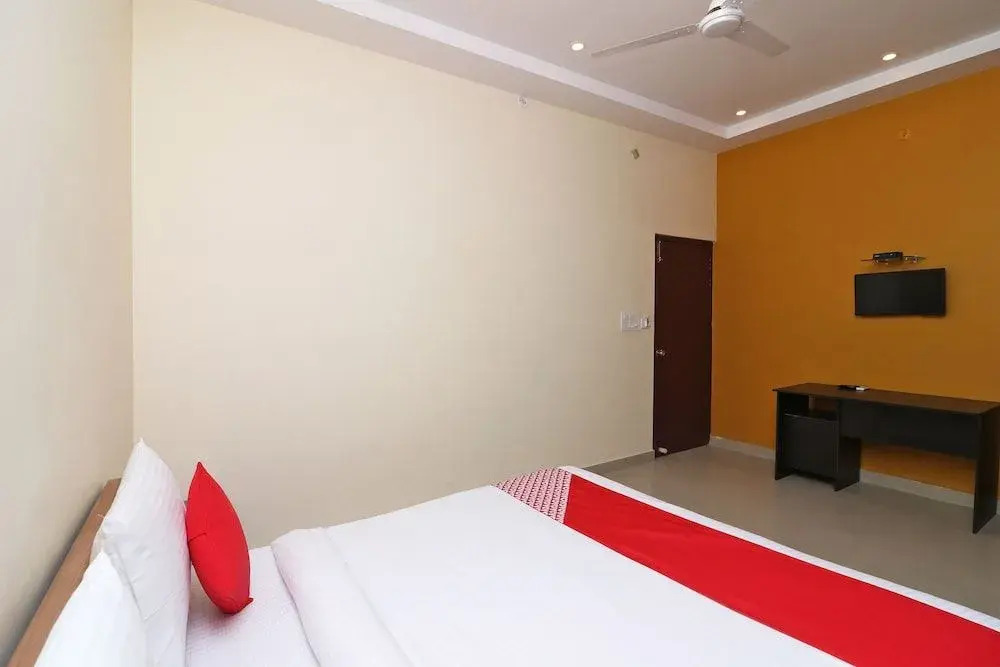 OYO Flagship 27925 Kotra House Gomtinagar