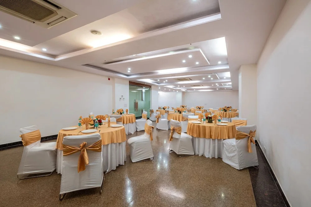 Emblem Hotel Sector 14 Gurgaon