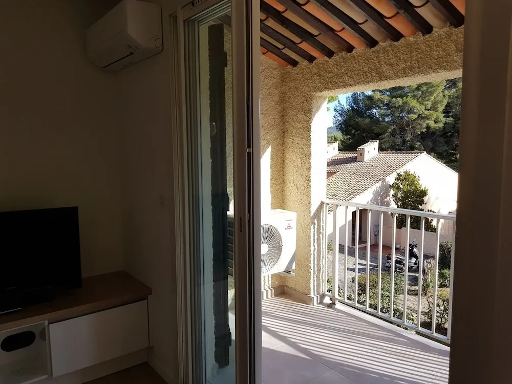 Studio neuf climatisé petite vue mer plage à pieds - Ted Home