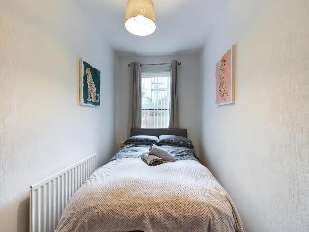 Cheerful 3 bedroom home with free parking and WIFI