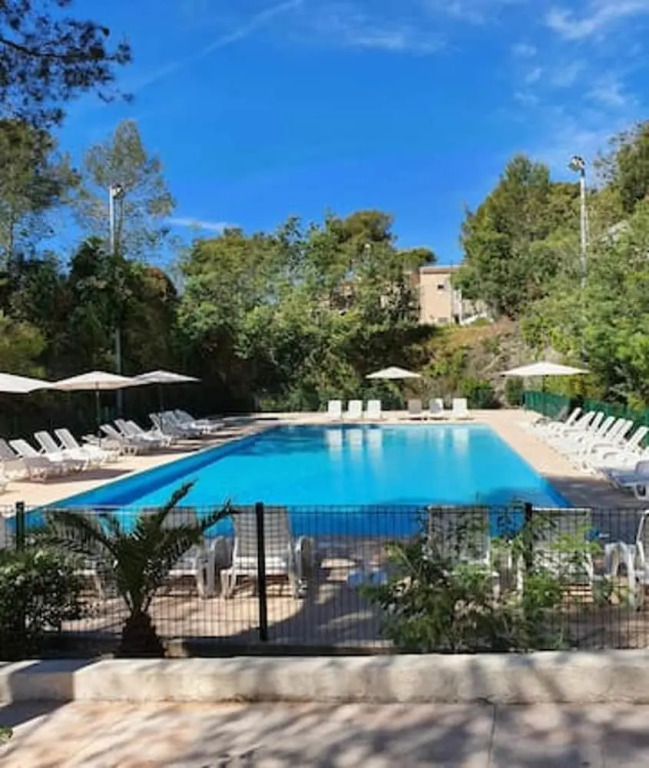 Apartment with One Bedroom in Saint-Raphaël, with Pool Access And Enclosed Garden - 600 M From the Beach