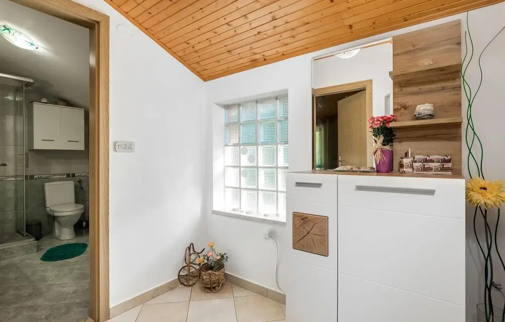 Stunning Apartment in Brsec With 1 Bedrooms and Wifi