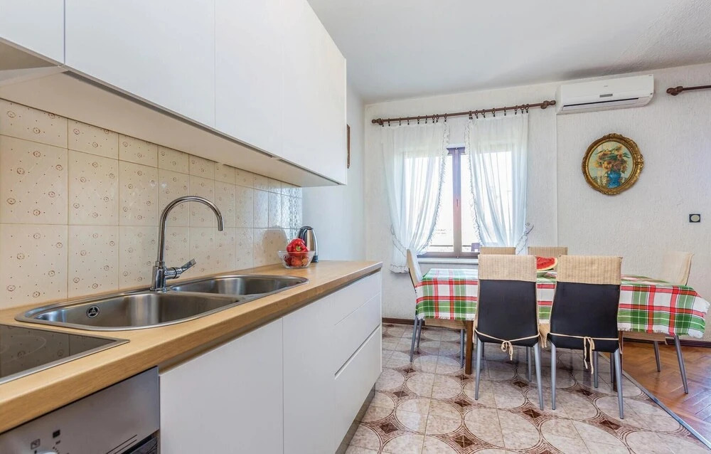 Stunning Apartment in Malinska With 3 Bedrooms and Wifi