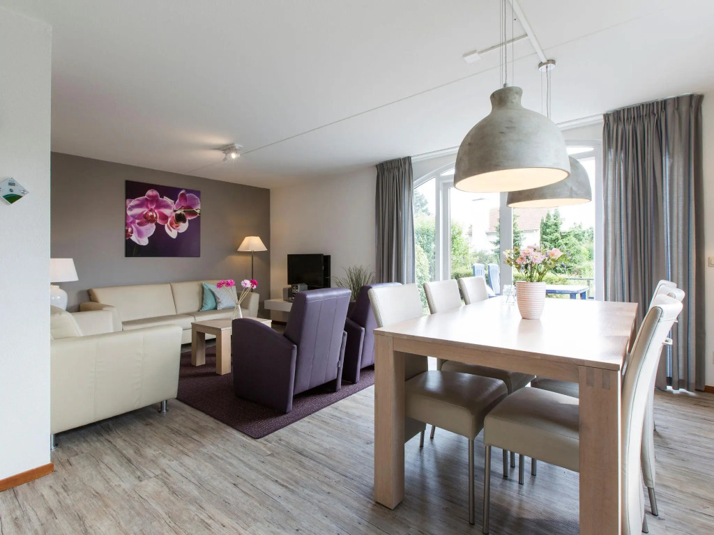 Luxurious villa with washer and dishwasher, in a green area