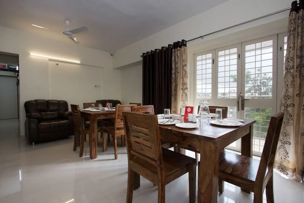 OYO 9052 Leisurely Abode