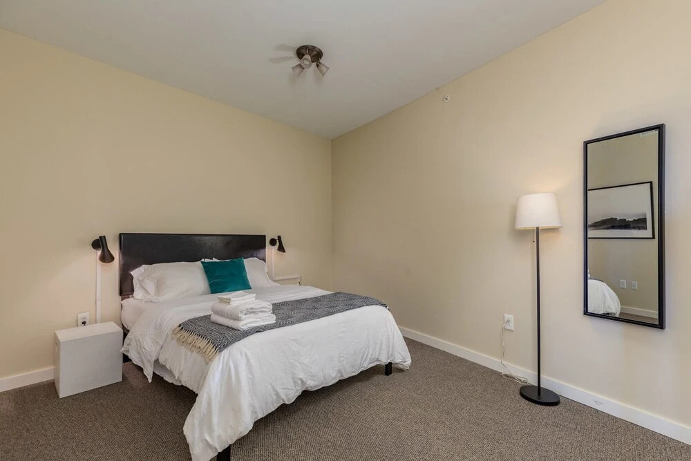 Spacious DT 2BR With Free Parking by Zencity