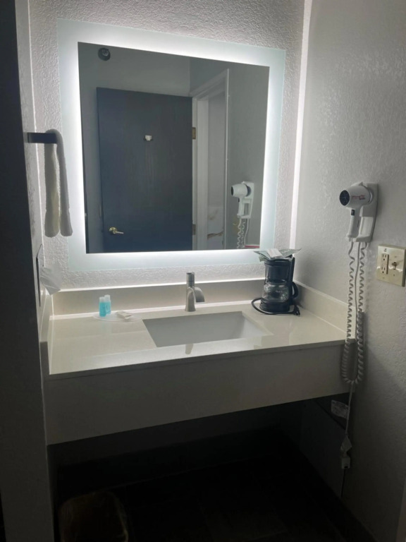 HomeTown Inn & Suites