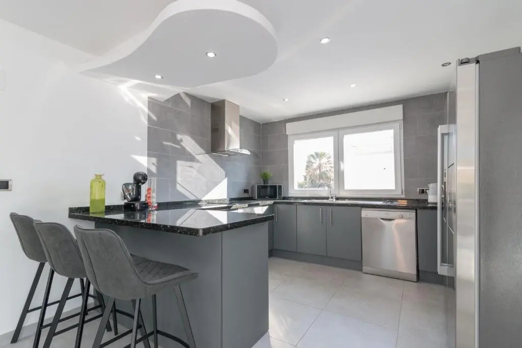 6 Bed Modern Luxury Villa 5 Min Walk to Beach!