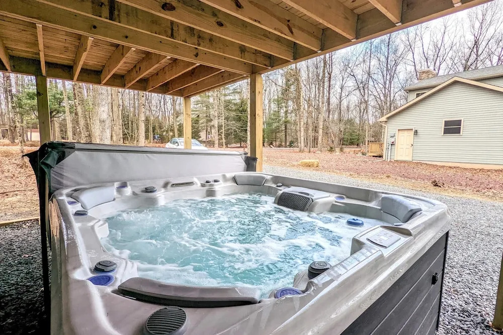 Over the Top Lodge by Avantstay Hot Tub, Shared Pool, Beach/lake Access