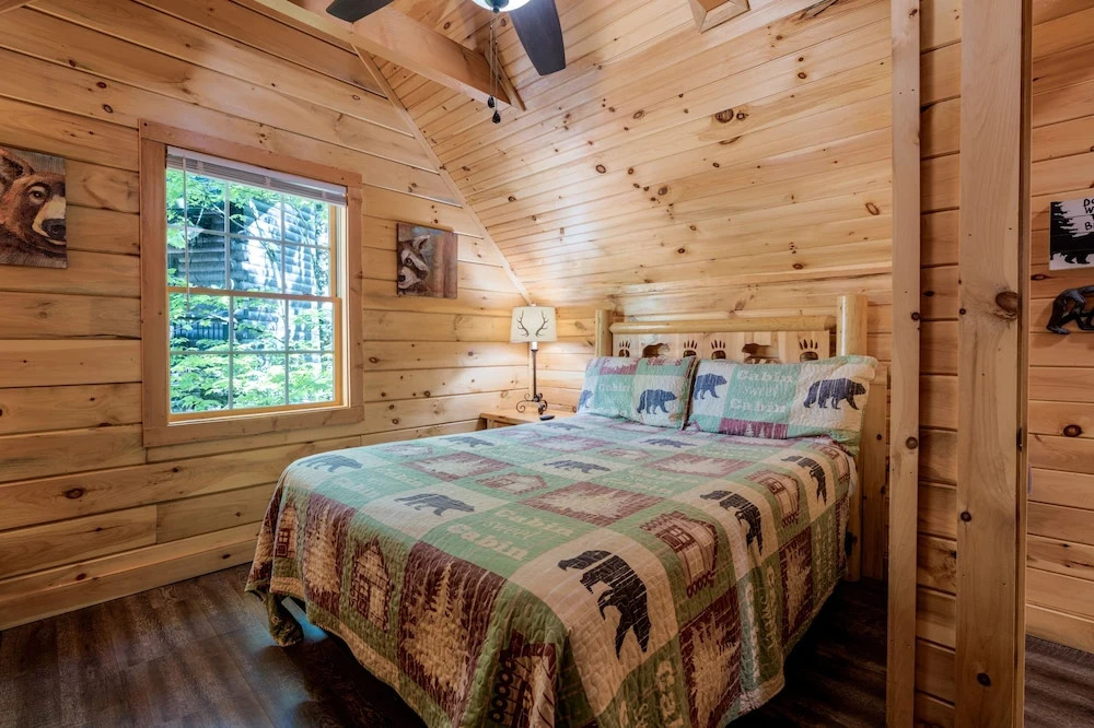 Black Bear Retreat 2 Beds! 2 Bedroom Cabin