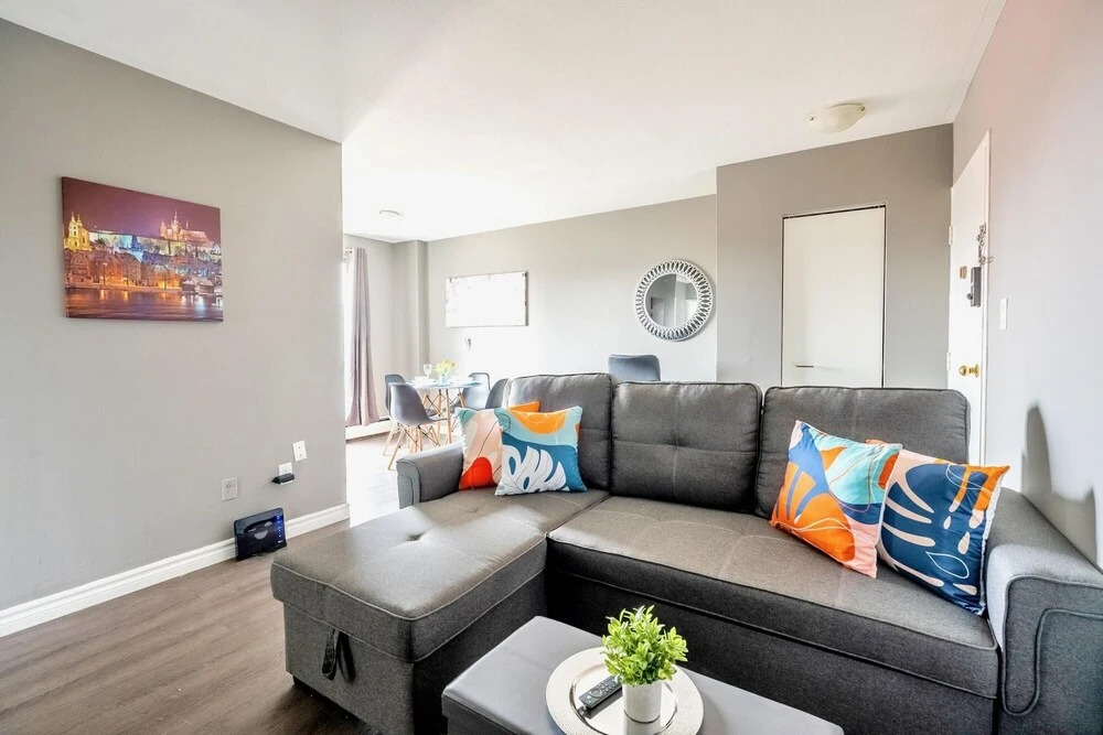 2BR Apt w King Bed and Netflix- Prime Location