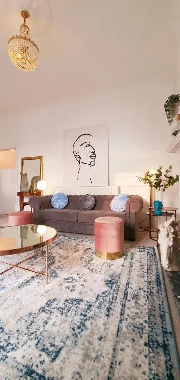 Elegant 5 bed 4 bath 'Vogue House' Parisian style home