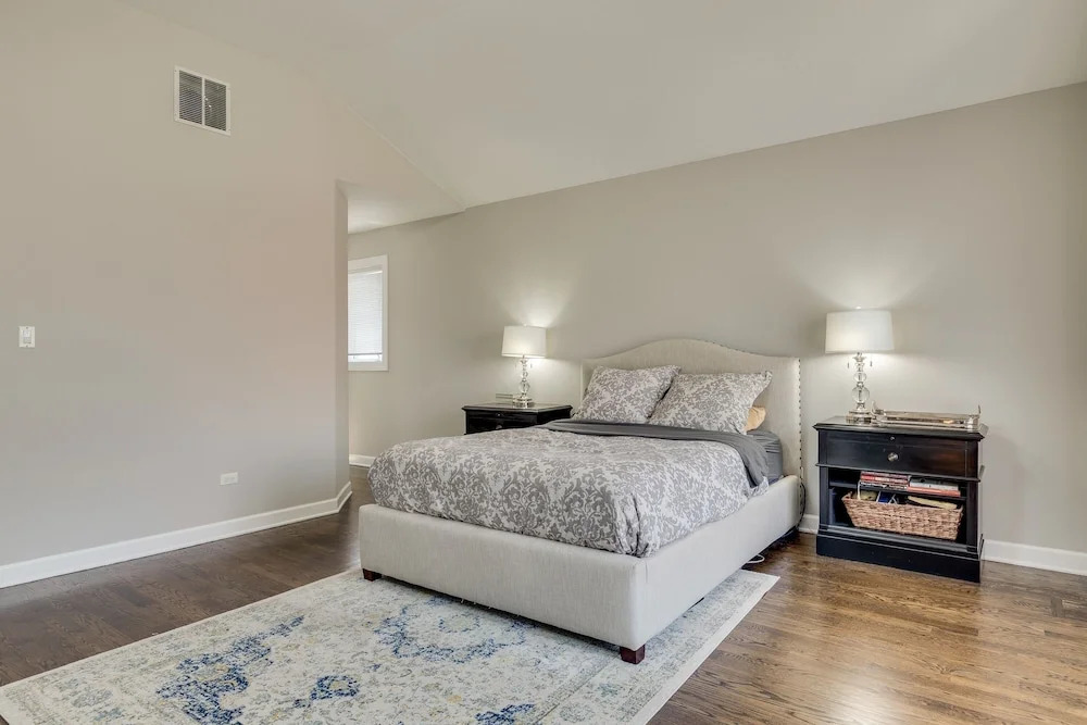 3 BR 3 BTH - UIC, Med Dist & Down Town + Garage by AllSet Turnover