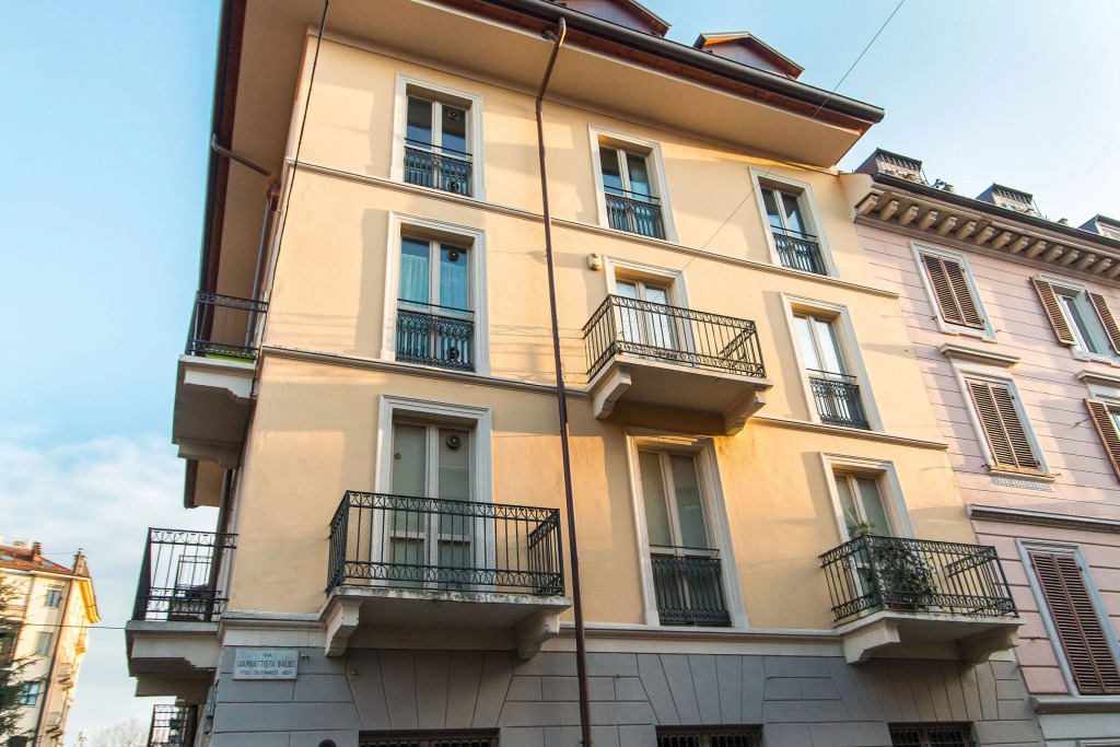 Colorful Statuto Square Design Apart