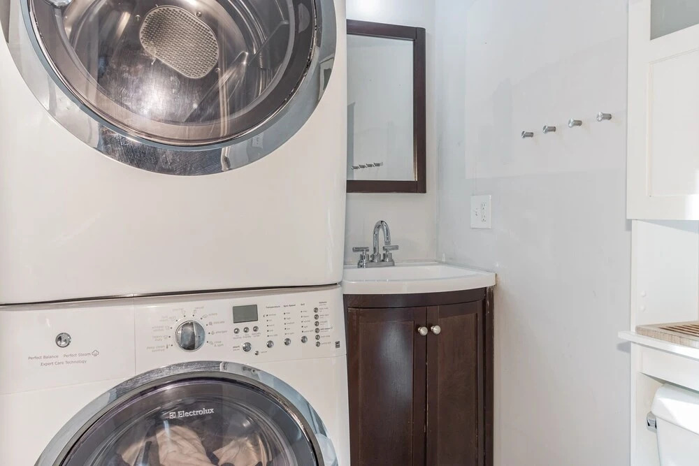 Beautiful, Modern 3br With A Home Office & Patio In Jp Close To Major Hospitals 2 Bedroom Condo by Redawning