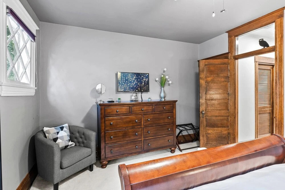 Cap Hill 3-bedroom Garage Parking With Backyard