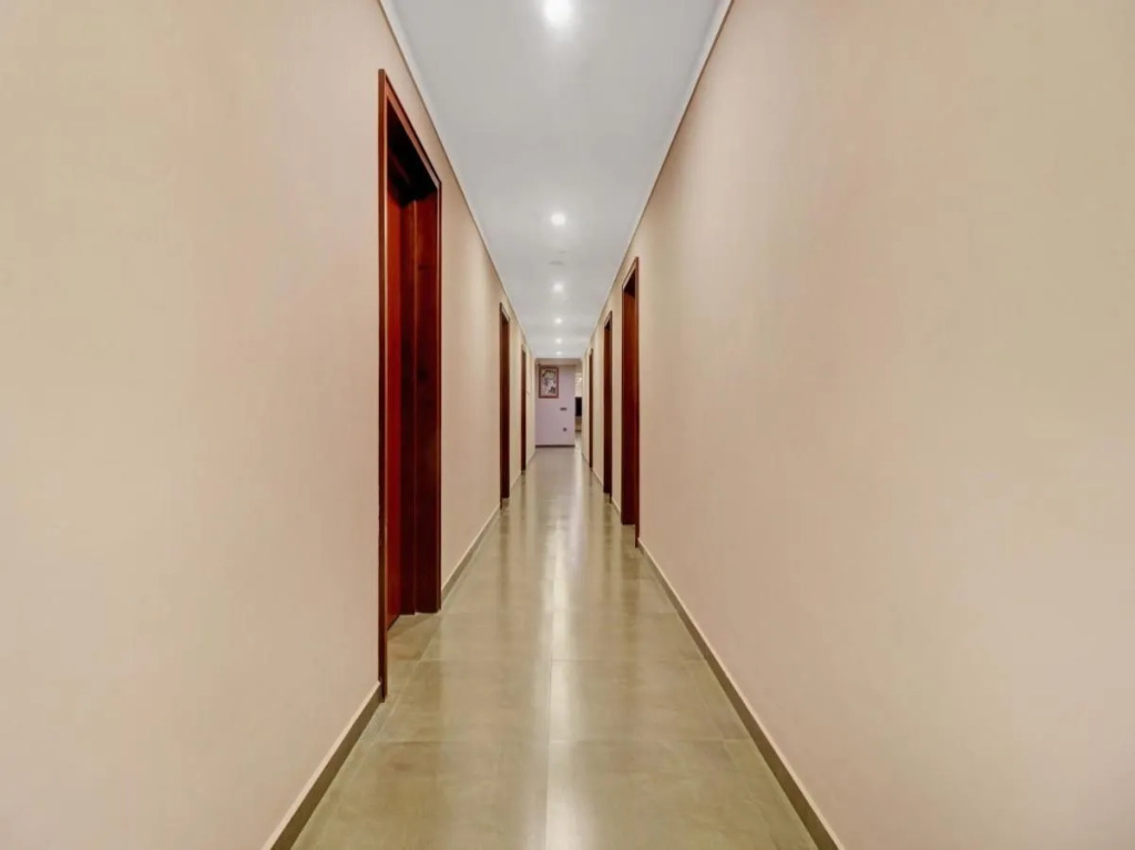 SPOT ON 48538 J S Hostel