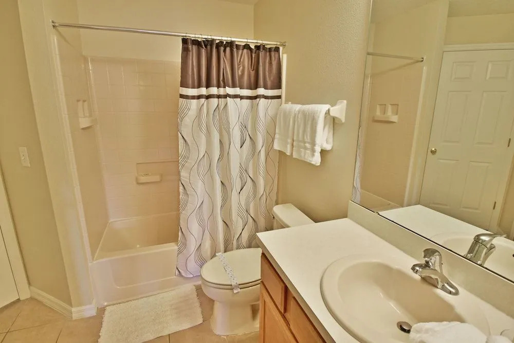 136CAR The Oasis 4 Br home by RedAwning