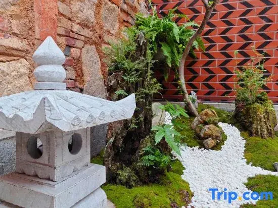 Red Brick Courtyard Homestay