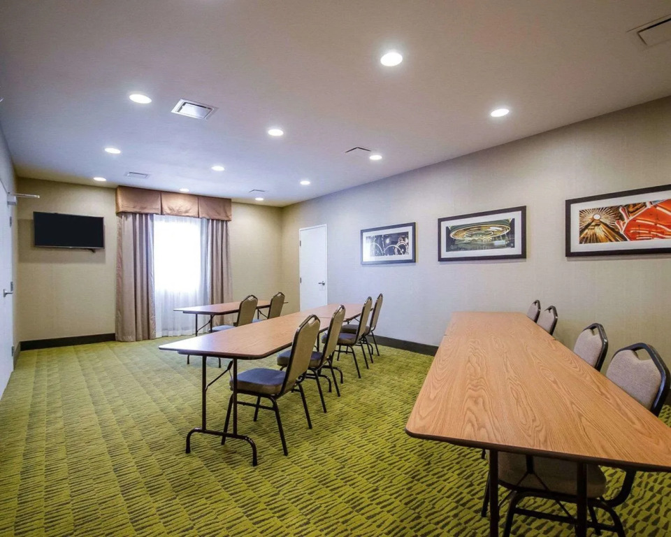 Red Roof Inn & Suites Ferdinand