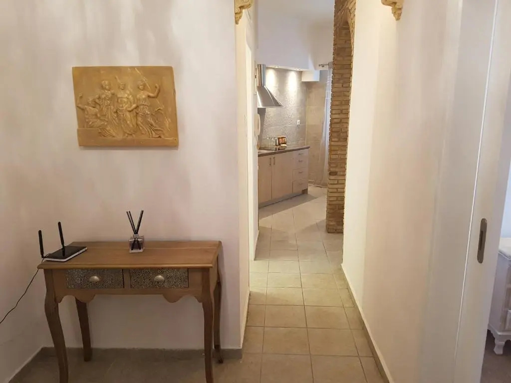 JOHN BEAUTY 50m2, METRO and ACROPOLIS 5'