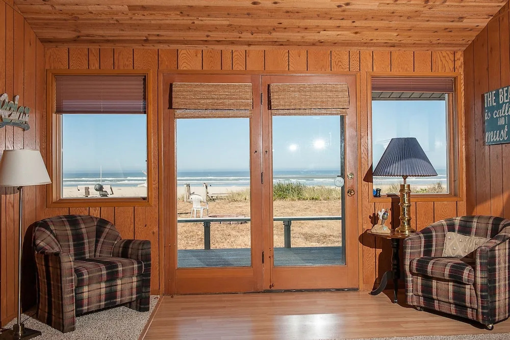 Pacific Rest 3 Br home by RedAwning