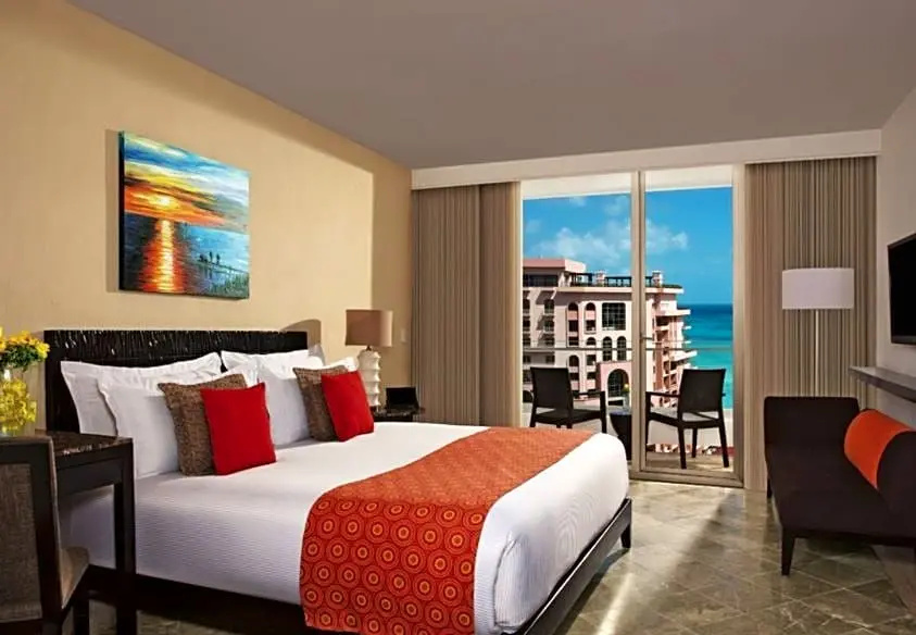 Номер Standard с частичным видом на океан в Krystal Grand Cancun