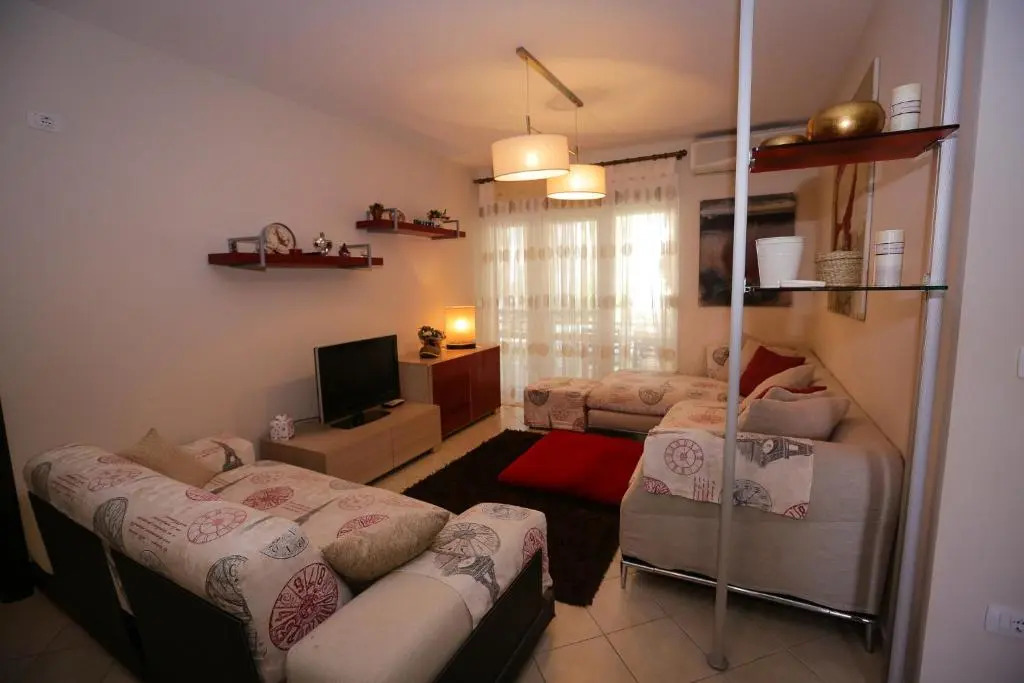 Pine-Tree Apt w/ Private Garden 50 m from the Sea