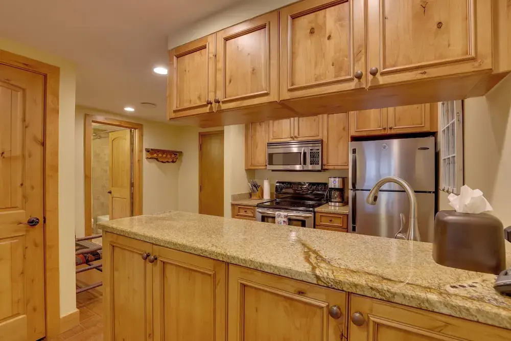 Condo w/ Hot Tub Access - Quick Bus Trip to Ski!