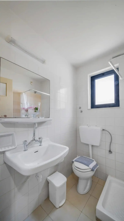 Golden Bay Apartments-Garden Haven