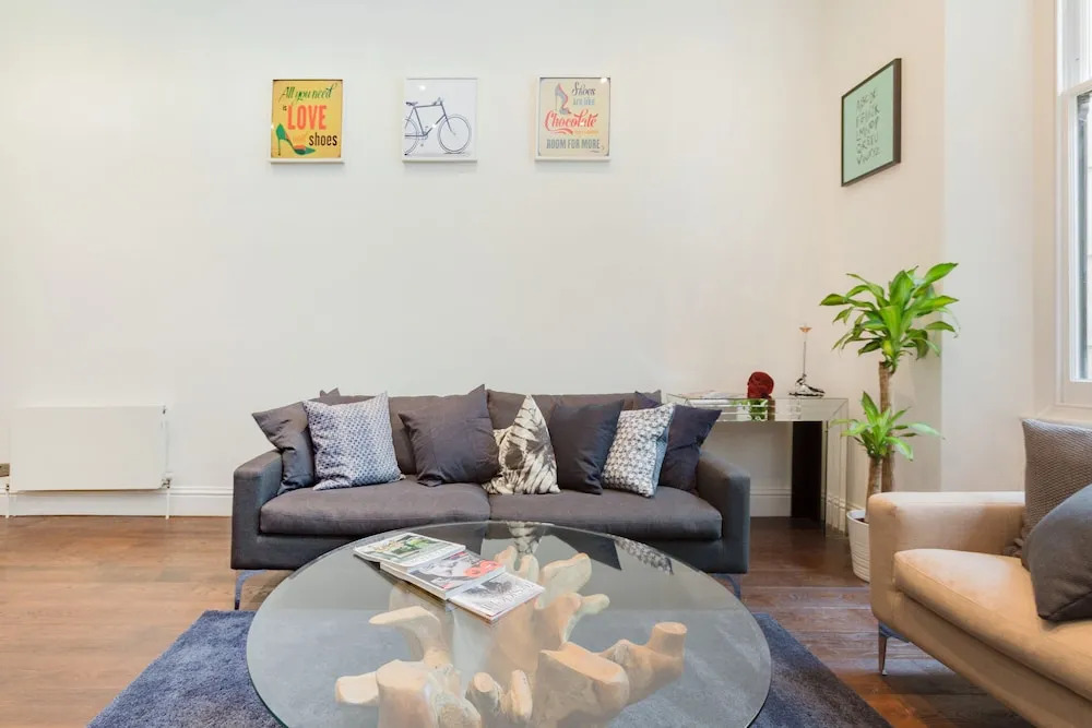 2 Bdr Queens Gardens by the Residences