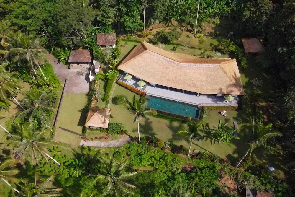 Villa Themma Jungle - Sumptuous 3BR Luxury Villa with Majestic Jungle View North of Ubud