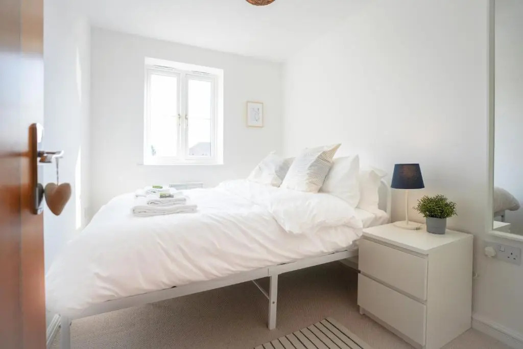 Rowsby Court - Stylish Apartment with Private Parking