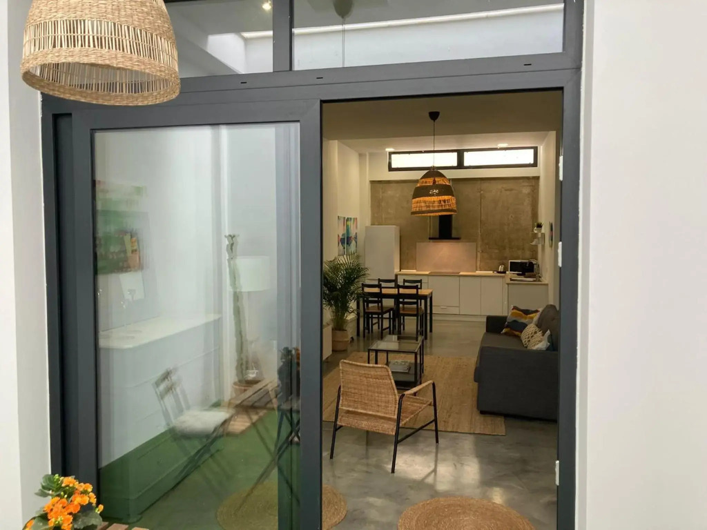 Acogedor apartamento en semisótano con patio y cerca de la Plaza de España