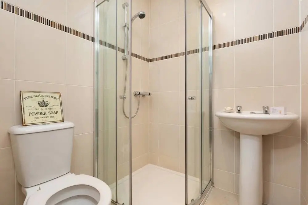 Trendy Ground-floor 2-bedroom Apartment Close to Haymarket Station