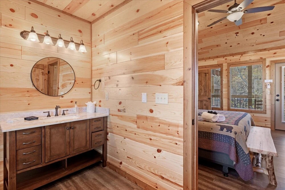 Smokey Treats 5 Bedroom Cabin by RedAwning