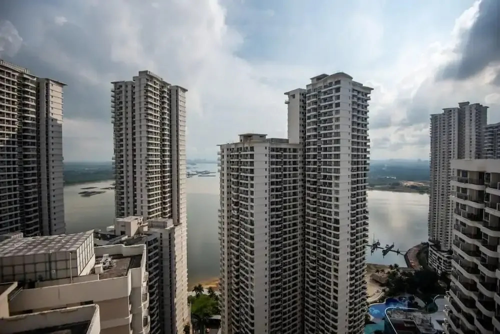 A Stylish 2BR Suite, Water Views, Free Parking