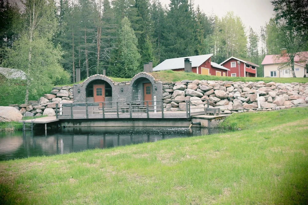 Hirsimökki ja makuuaitta